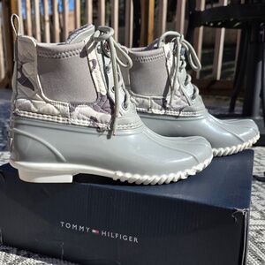 Tommy Hilfiger Gray Camo Quilted Duck Boot Faux Fur Lined Women's Size 7 Box
